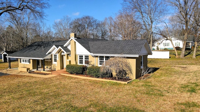 view of front facade featuring a front yard