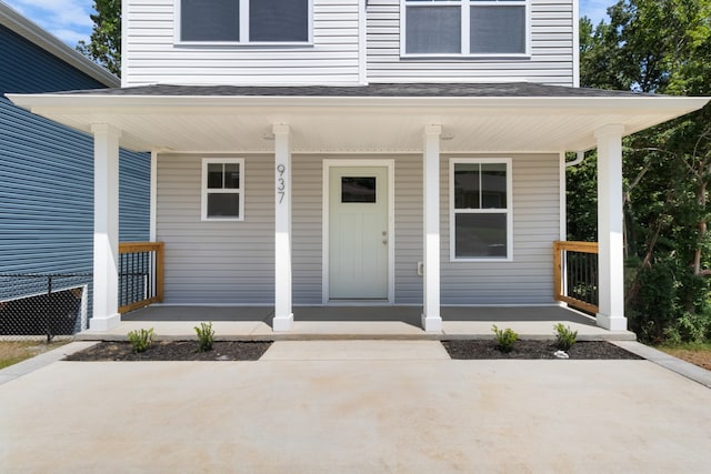 entrance to property featuring a porch