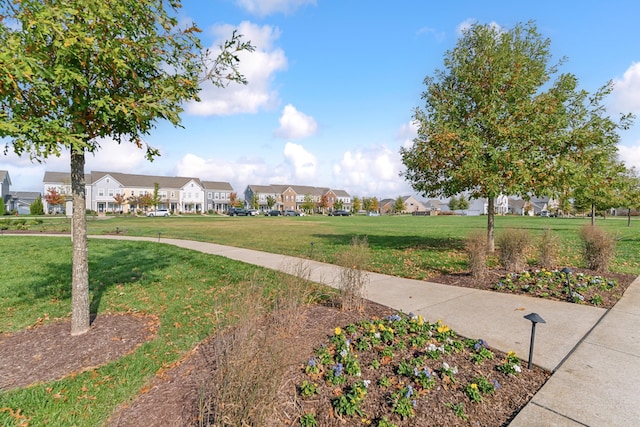 view of property's community featuring a lawn