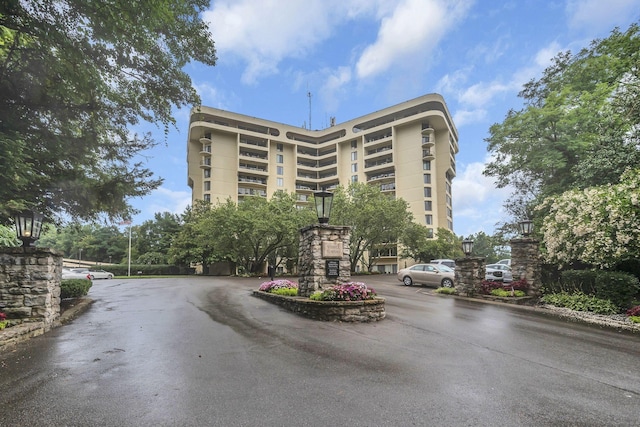 view of apartment building / complex