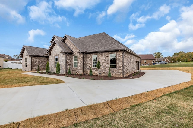 view of front of house featuring a front lawn