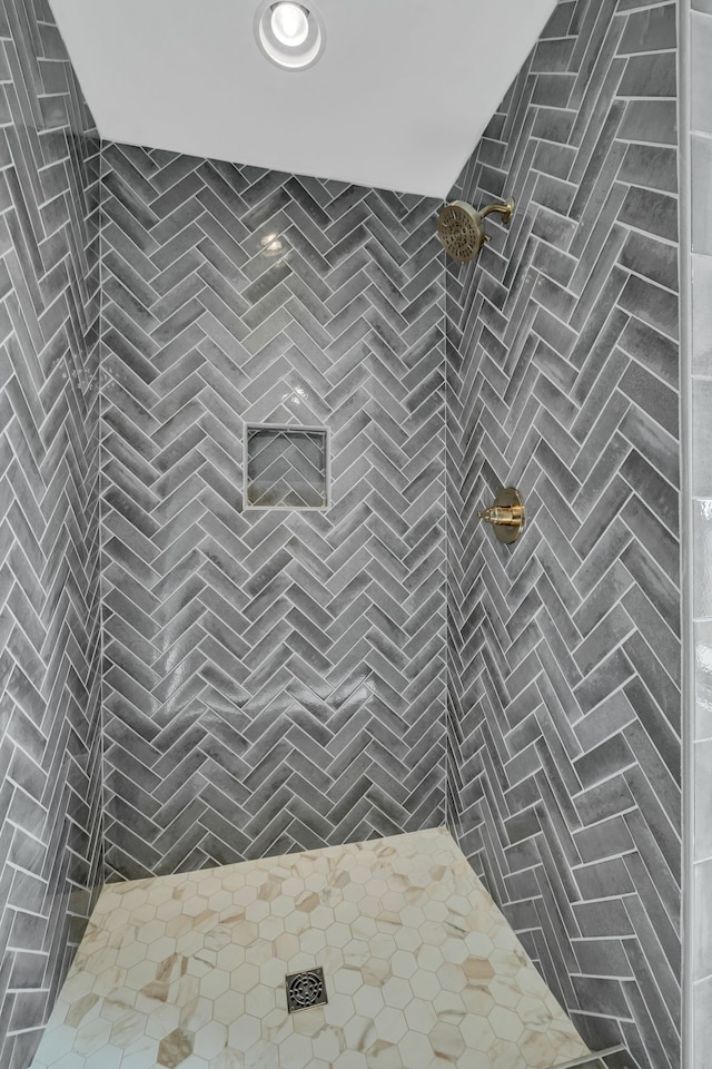 bathroom featuring a tile shower