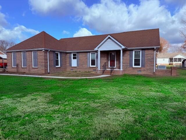 single story home featuring a front lawn