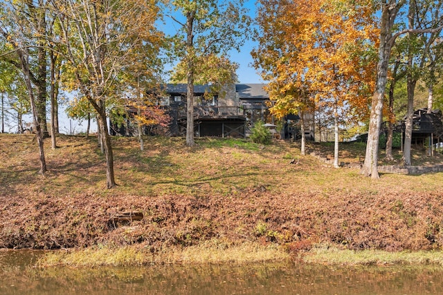 view of yard featuring a water view