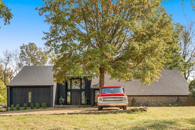 view of front of home featuring a front lawn