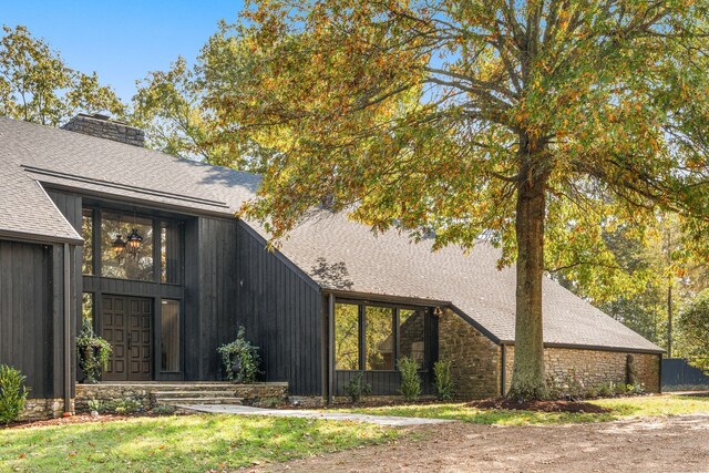 view of side of property featuring a lawn