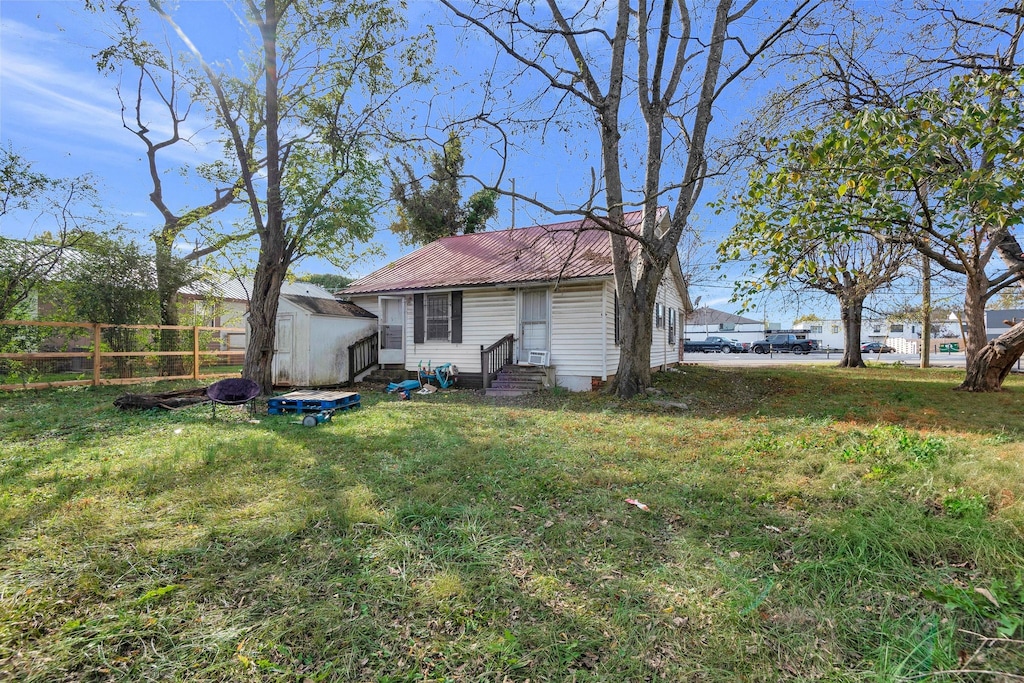 view of yard featuring a storage shed