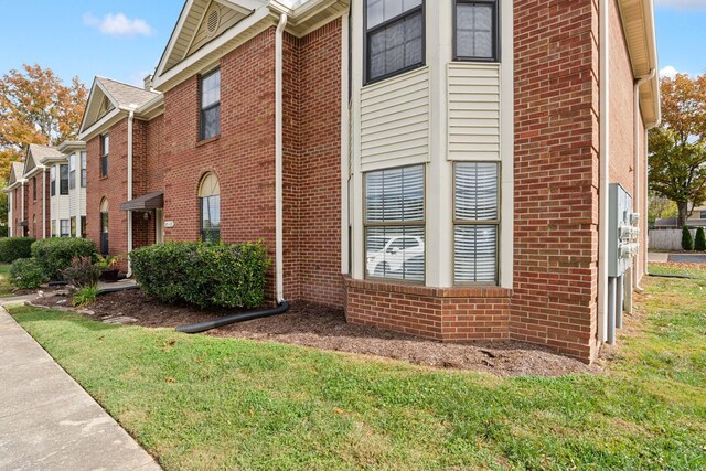 view of side of property featuring a lawn