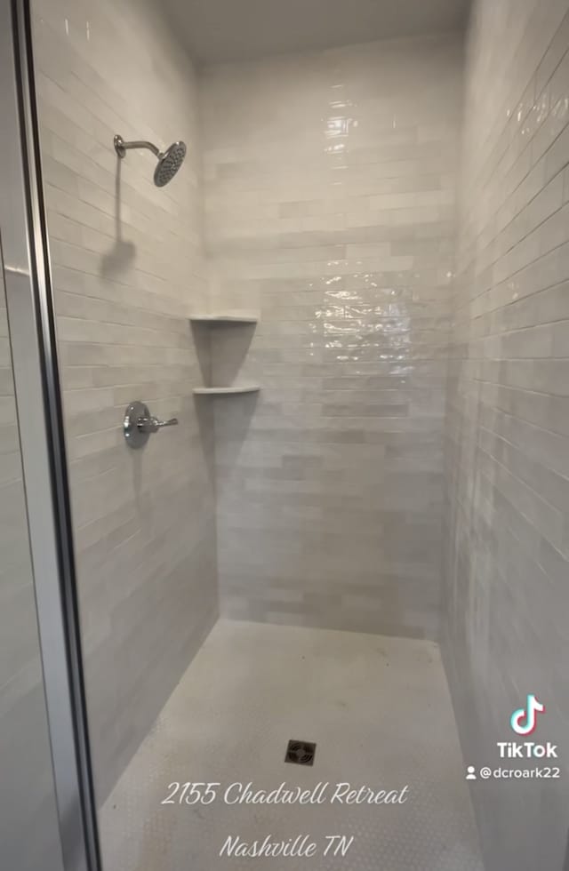 bathroom featuring tiled shower