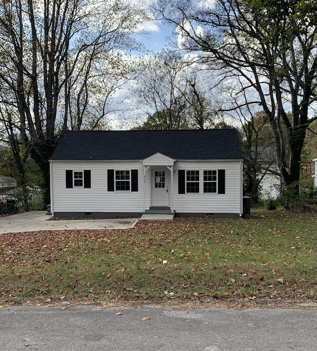 view of front facade with a front lawn