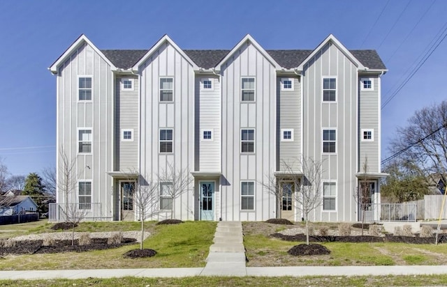 view of front of home featuring a front lawn