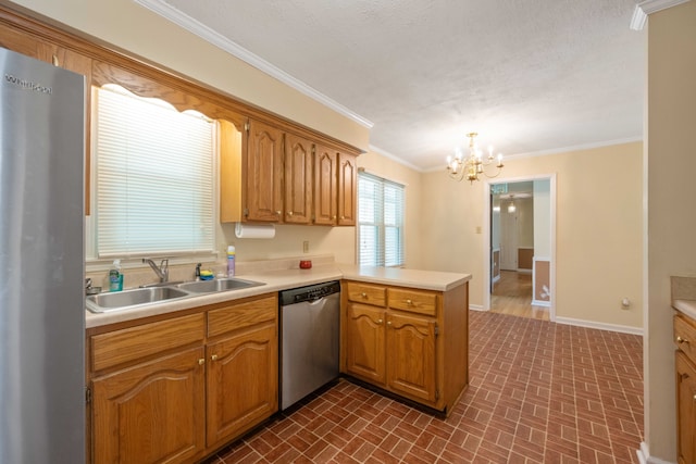 kitchen with kitchen peninsula, stainless steel appliances, sink, crown molding, and a notable chandelier