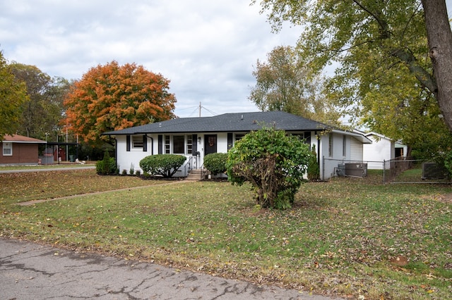 view of front of property featuring a front yard