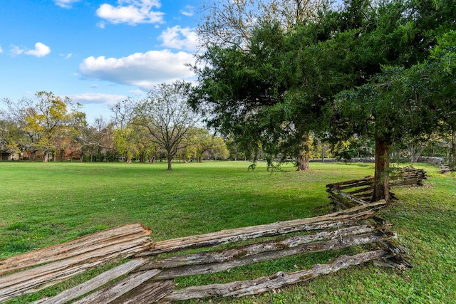 view of property's community featuring a lawn