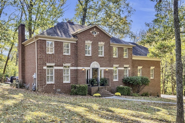 colonial house featuring a front yard