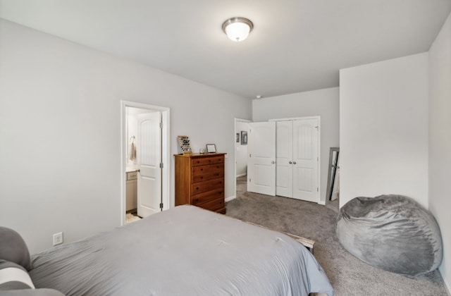 carpeted bedroom featuring a closet and ensuite bathroom