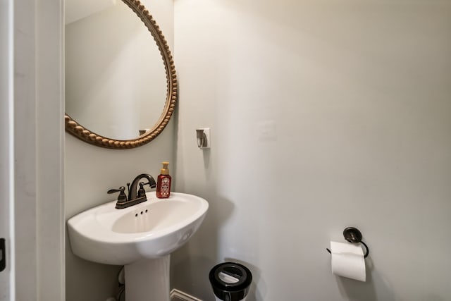 bathroom featuring sink