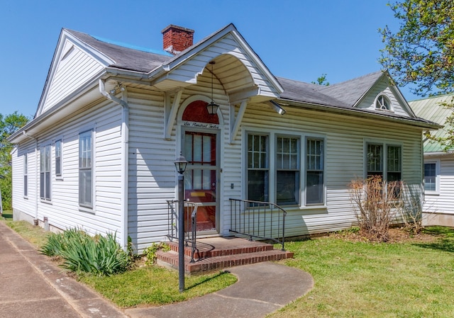 view of front facade with a front yard