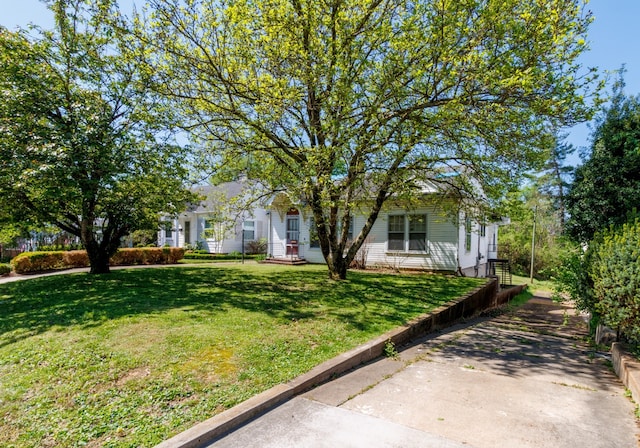 view of front of house with a front lawn