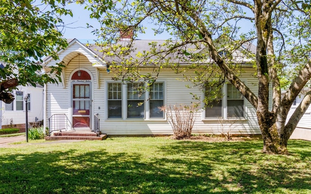 view of front of house with a front yard