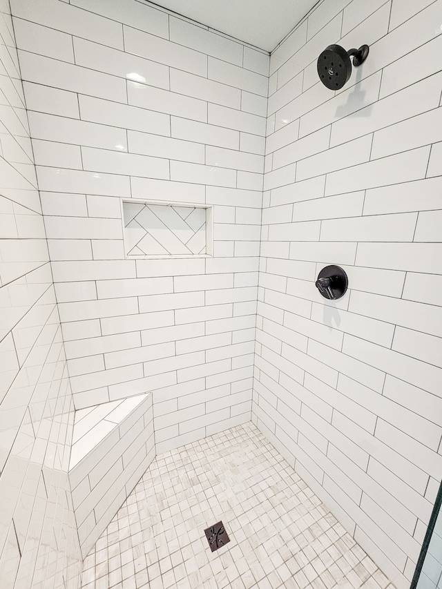 bathroom featuring tiled shower