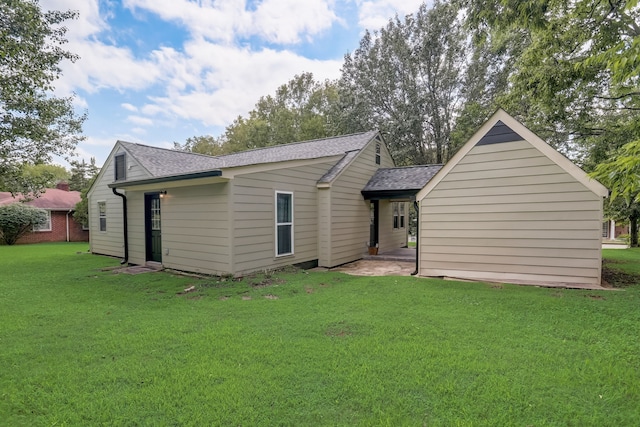 back of house featuring a lawn