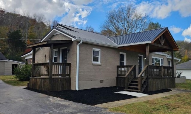 view of front of property featuring covered porch