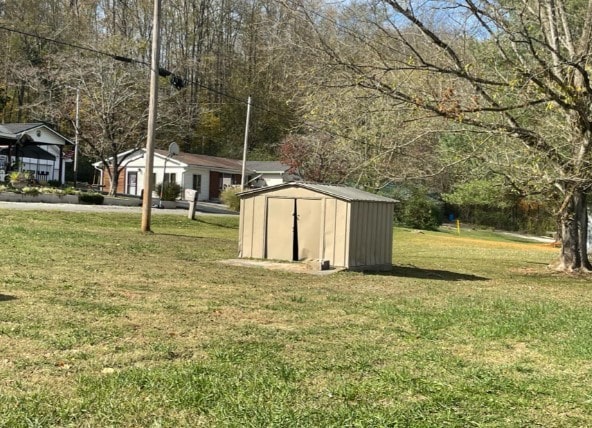 view of yard with a shed