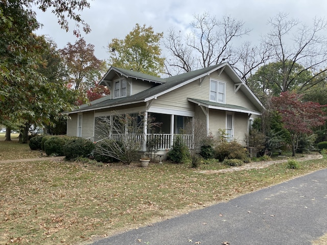 view of front facade featuring a porch and a front lawn