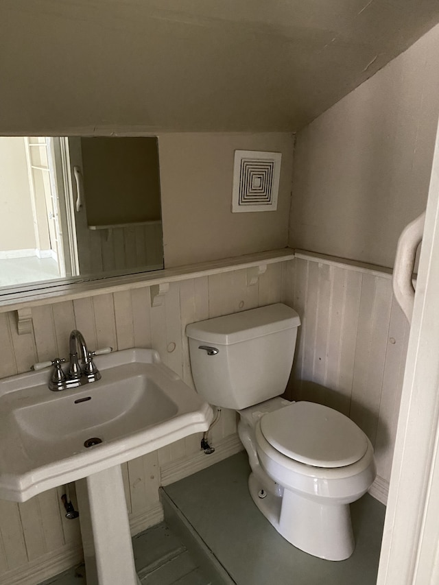 bathroom featuring toilet