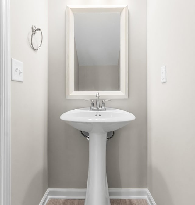646 Woodrush Dr, Clarksville, TN 37040 - bathroom with wood finished floors, baseboards, and a sink