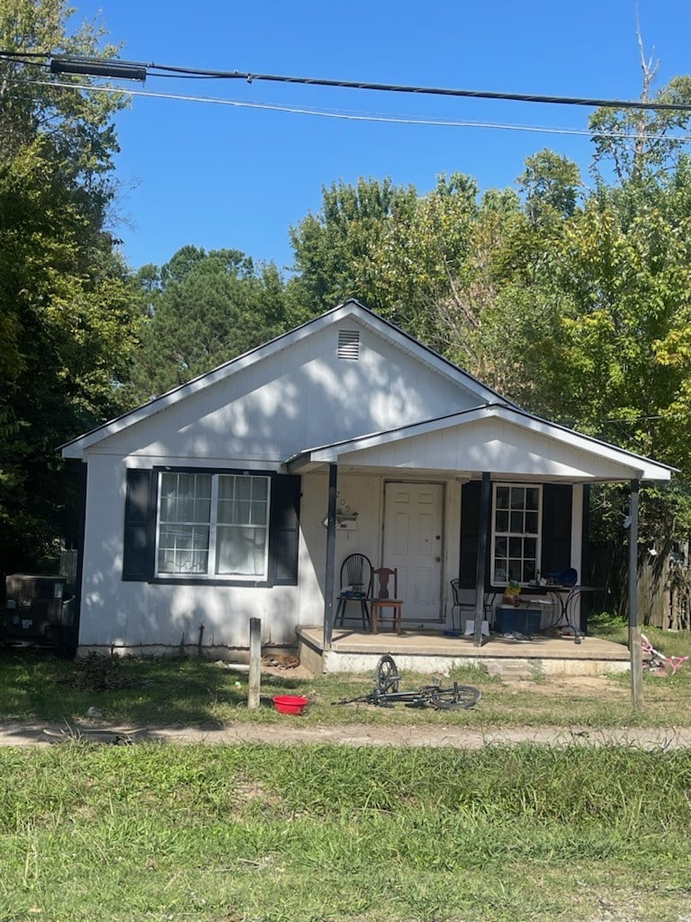 view of front of home featuring a front yard and a porch