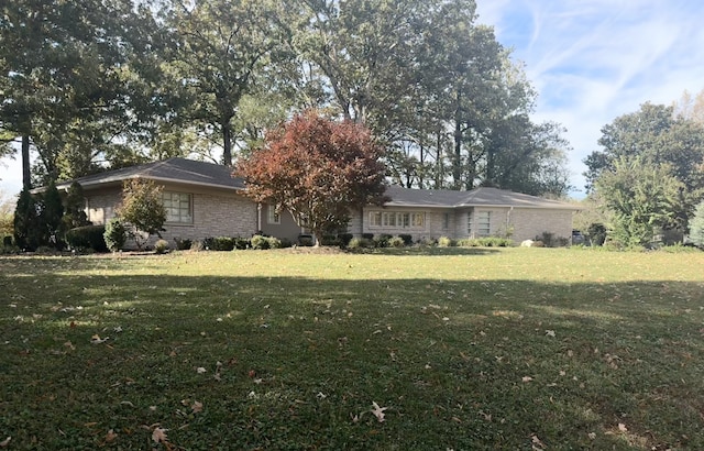 view of front of property featuring a front yard