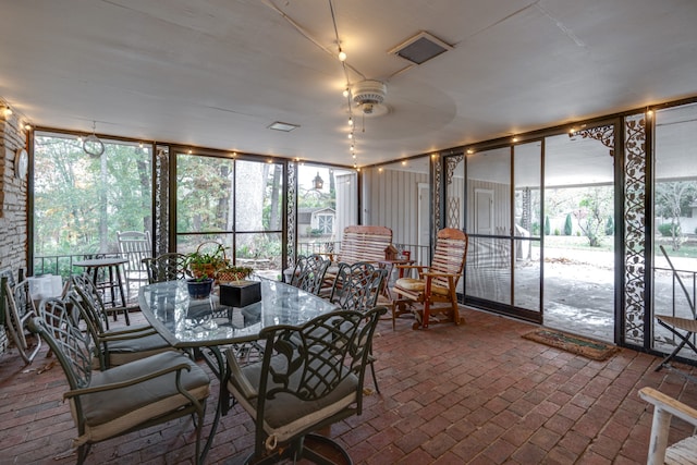 sunroom with ceiling fan