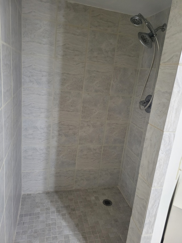 bathroom featuring tiled shower