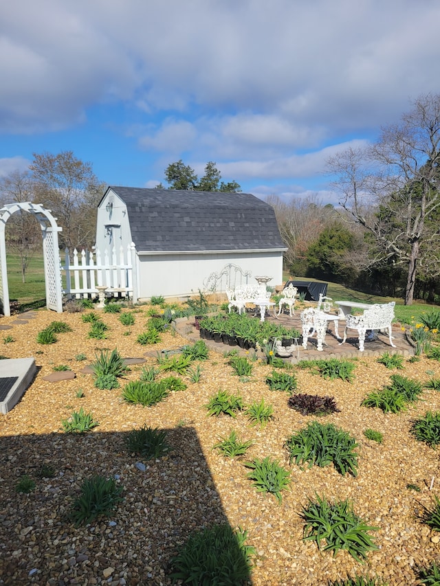 view of yard featuring an outdoor structure