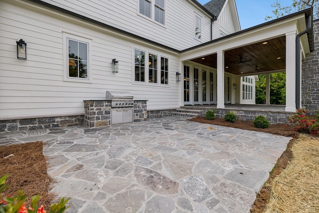 view of patio with area for grilling, ceiling fan, and grilling area