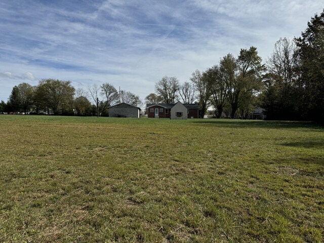 view of yard featuring a rural view