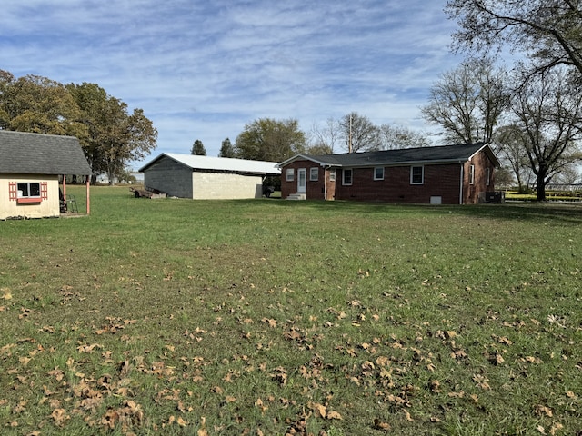 view of yard featuring a storage shed