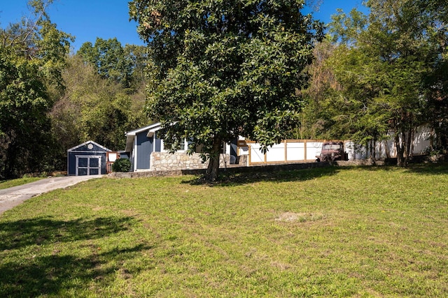 view of front facade featuring a front lawn and a storage shed