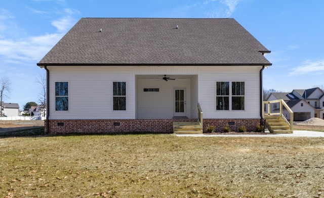 view of front of home with ceiling fan and a front yard