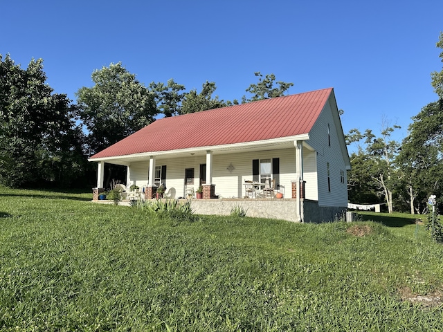 view of front of home featuring covered porch and a front lawn