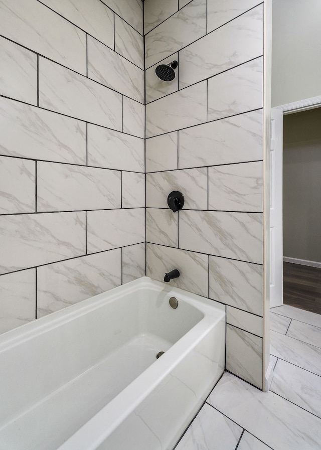 bathroom featuring tiled shower / bath combo