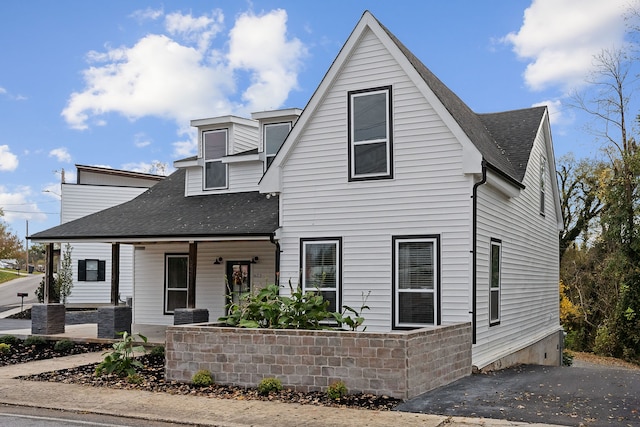 view of front of property featuring a porch