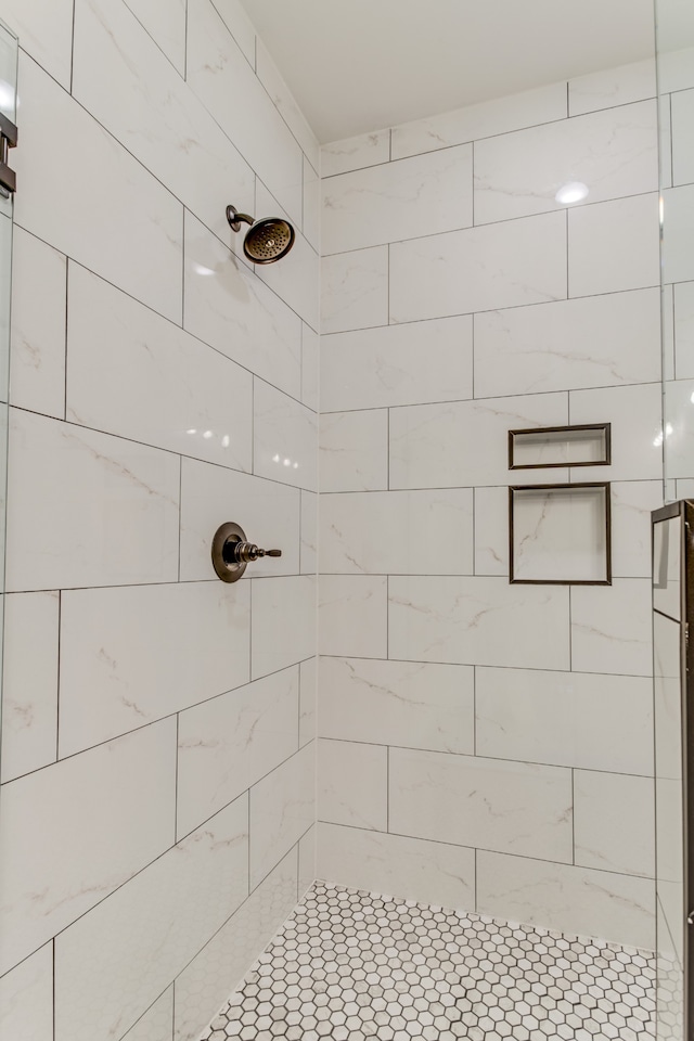 bathroom featuring a tile shower