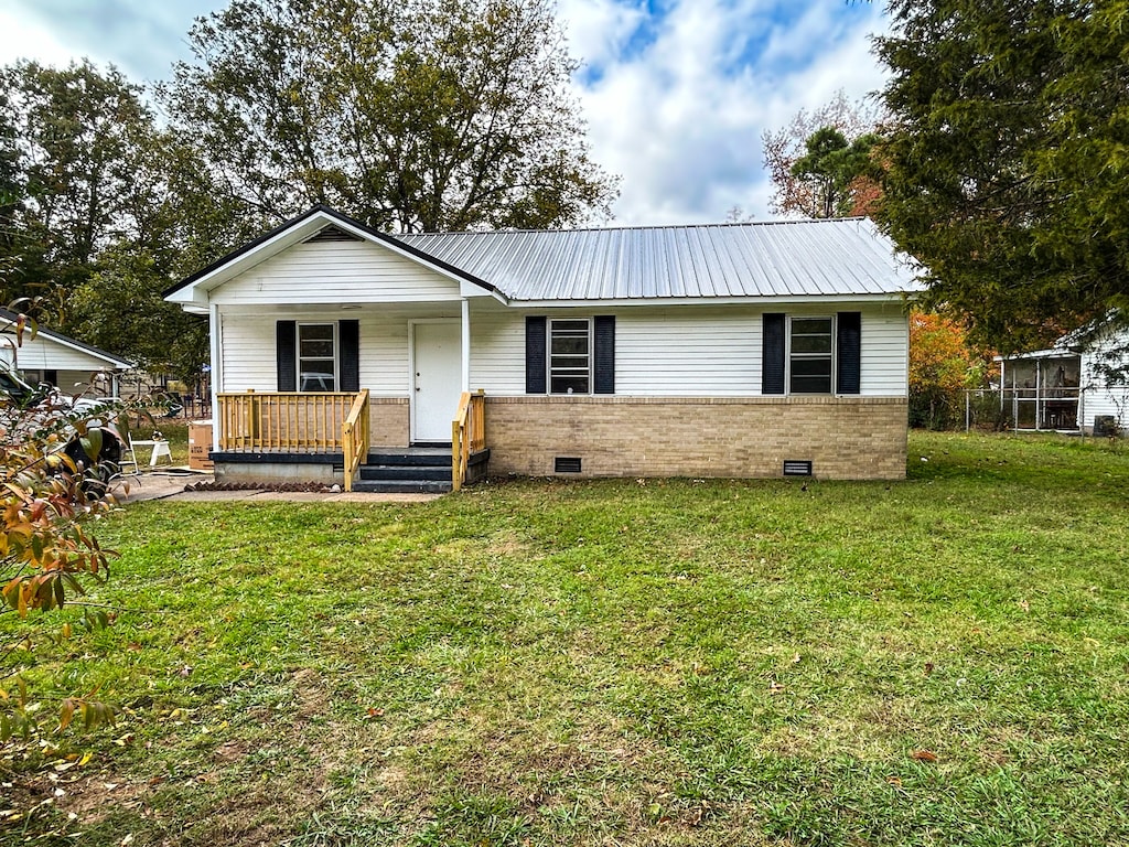 single story home with a front lawn and covered porch