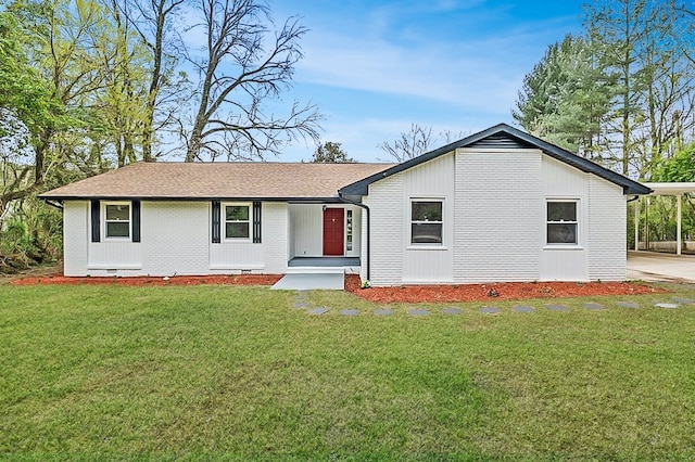 view of front of property with a front lawn