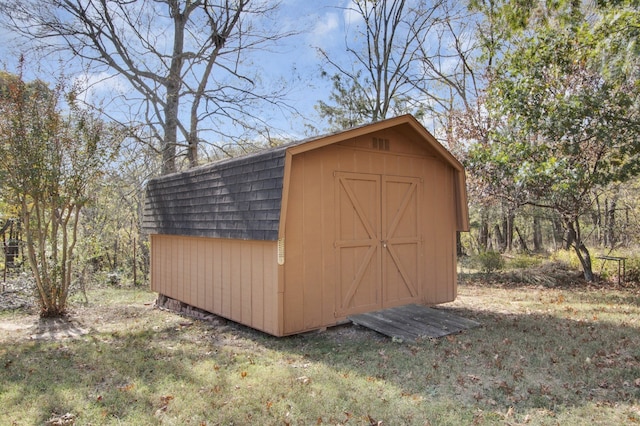 view of outdoor structure with a yard