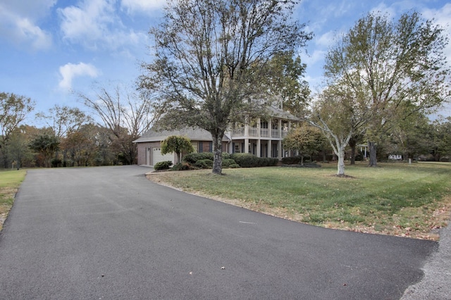 view of front facade featuring a garage and a front yard