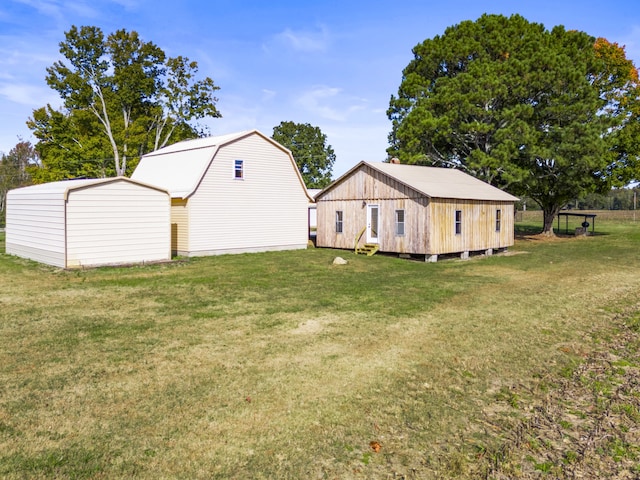 view of yard with an outbuilding